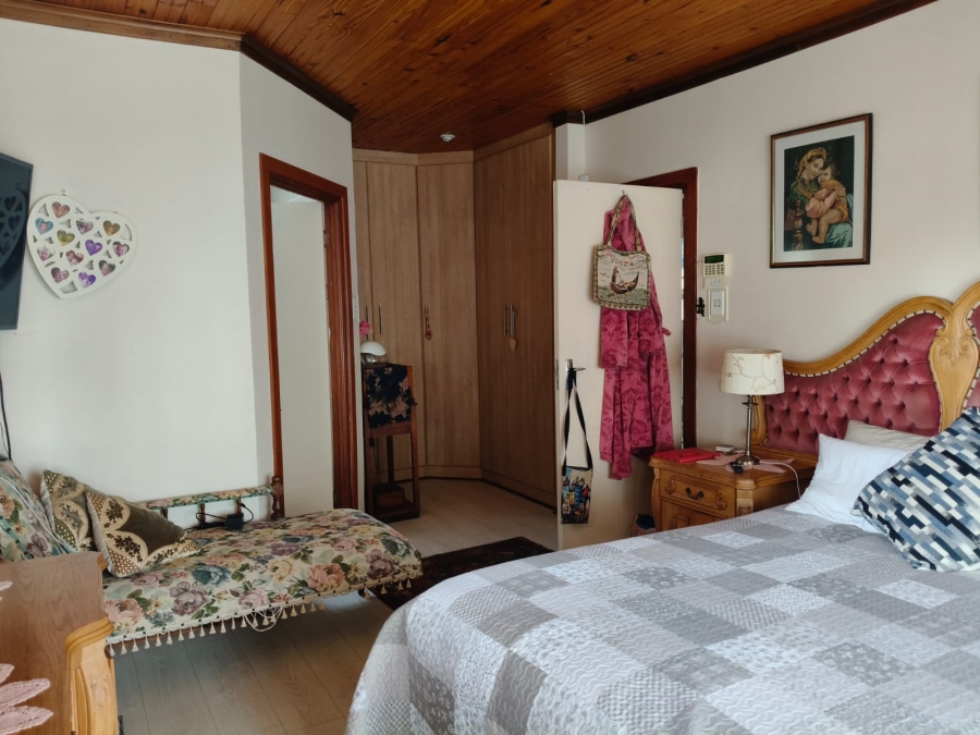 6 Bedroom Property for Sale in Paradise Beach Eastern Cape